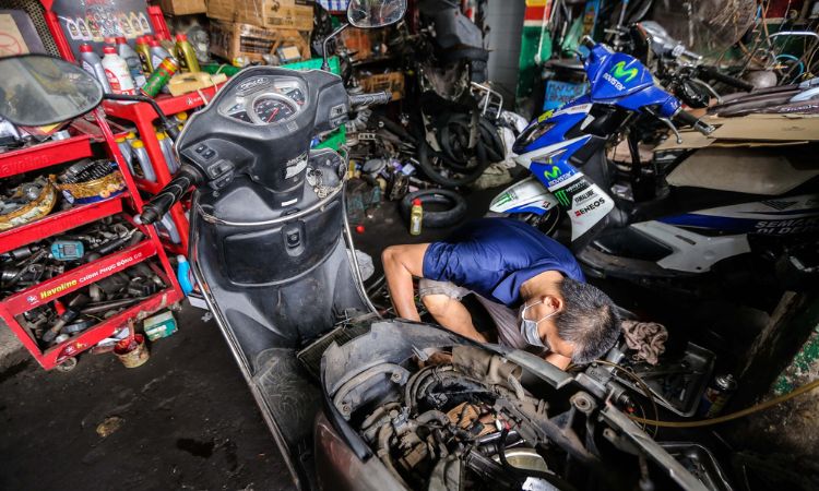 Motorcycle tire puncture is the most common accident on the streets of Vietnam.